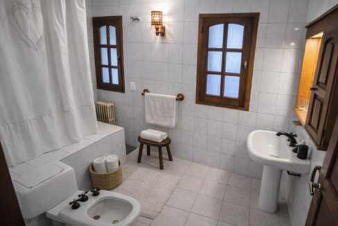 Baño clásico con detalles en madera