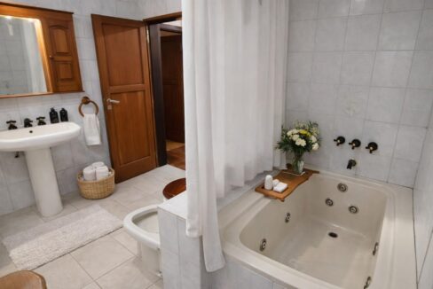 Baño clásico con detalles vintage y madera