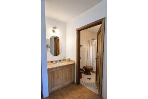 Baño minimalista con detalles en madera