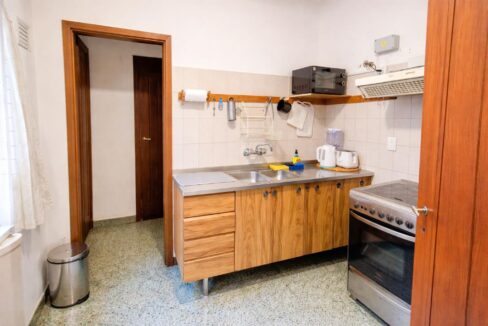 Cocina compacta con detalles en acero