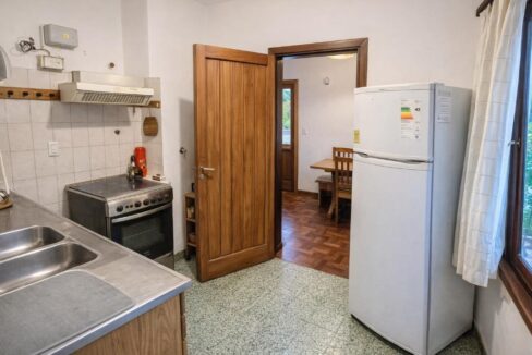 Cocina luminosa con comedor adyacente
