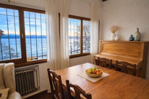 Comedor con vista al lago y montañas