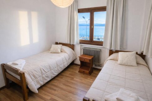 Dormitorio con vistas al lago