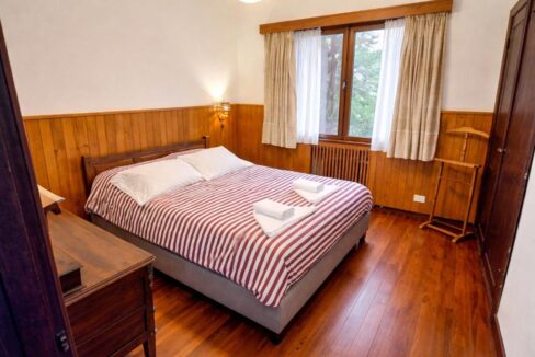 Habitación acogedora con decoración rústica