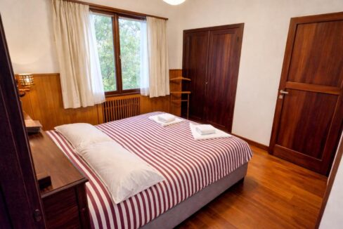 Habitación confortable con tonos cálidos