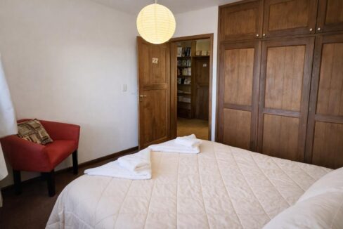 Habitación ordenada con armario de madera