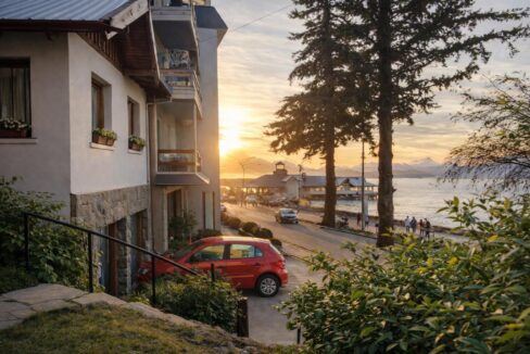 Paseo junto al lago al atardecer
