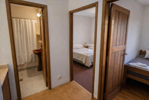 Pasillo con vistas a habitaciones y baño