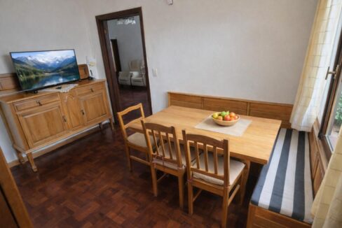 Rincón acogedor con mesa y TV