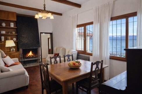 Sala cálida con vistas al lago