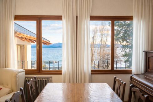 Sala con vistas al lago y montaña